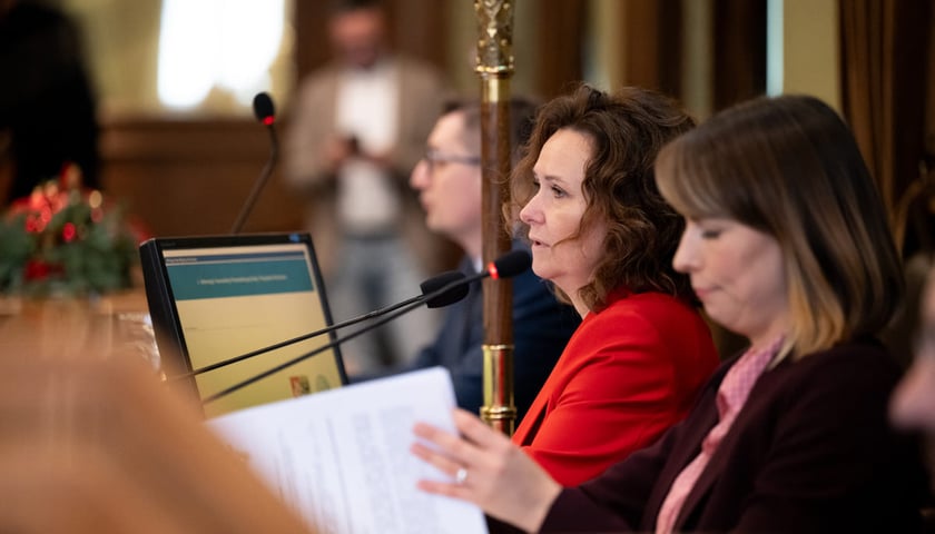 Sesja Rady Miejskiej Wrocławia, 19.12.2024. Przy mikrofonie przewodnicząca Rady Miejskiej Wrocławia, Agnieszka Rybczak
