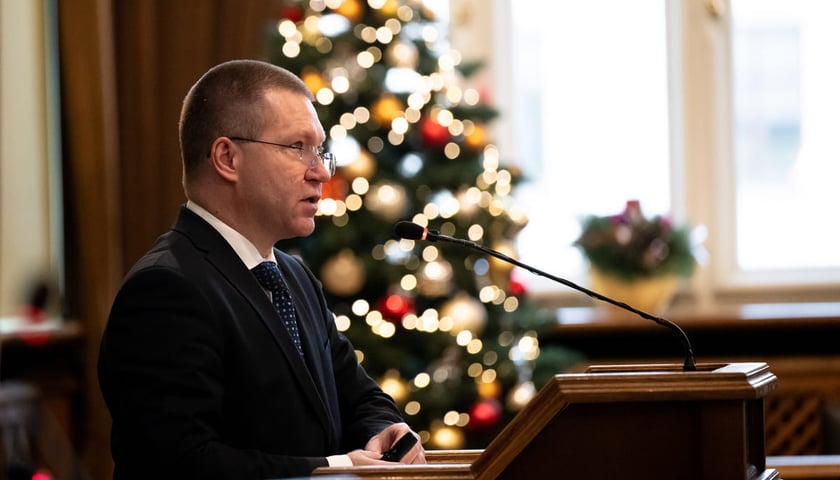 <p>Sesja Rady Miejskiej Wrocławia, 19.12.2024. Przy mikrofonie skarbnik miasta Marcin Urban</p>