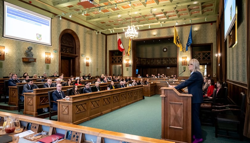 <p>Sesja Rady Miejskiej Wrocławia, 19.12.2024. Przy mikrofonie wiceprezydent Wrocławia Renata Granowska</p>