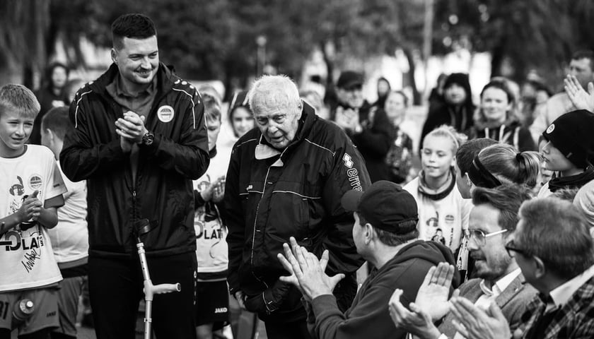 "Żegnaj Legendo" - napisał na swoim profilu pod zdjęciem Jana Słabego MKS Parasol Wrocław