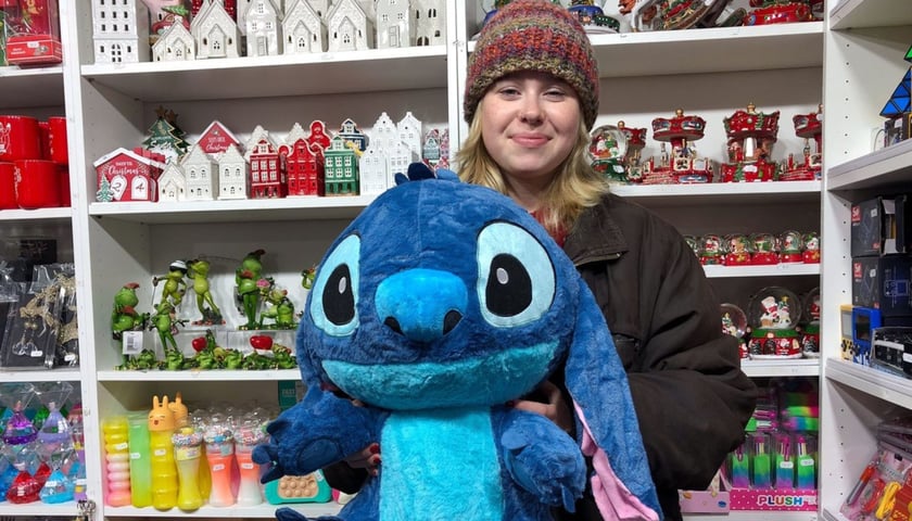 Kobieta z wielką pluszową maskotką - Stich z bajki „Lilo i Stich”