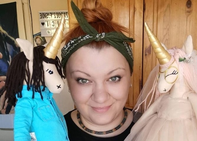 <p>Sylwia Wojtanowska z uszytymi przez siebie maskotkami</p>