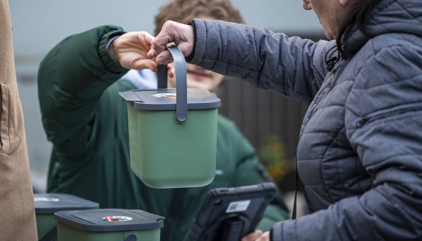 Mieszkanka odbierająca kubełek na bioodpady