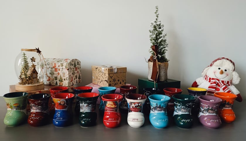 Kolekcja kubeczków z Jarmarku Bożonarodzeniowego we Wrocławiu, która jest wystawiona na sprzedaż