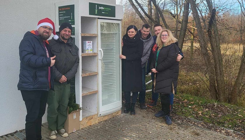 Na zdjęciu mieszkańcy Maślic (pierwszy od lewej radny Rady Miejskiej Wrocławia Sławomir Czerwiński, trzecia od lewej - Renata Cierniak, radna osiedlowa) przy jadłodzielni na Maślicach 