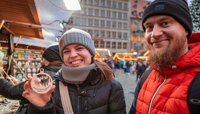 Uśmiechnięta para podczas zakupów na jarmarku