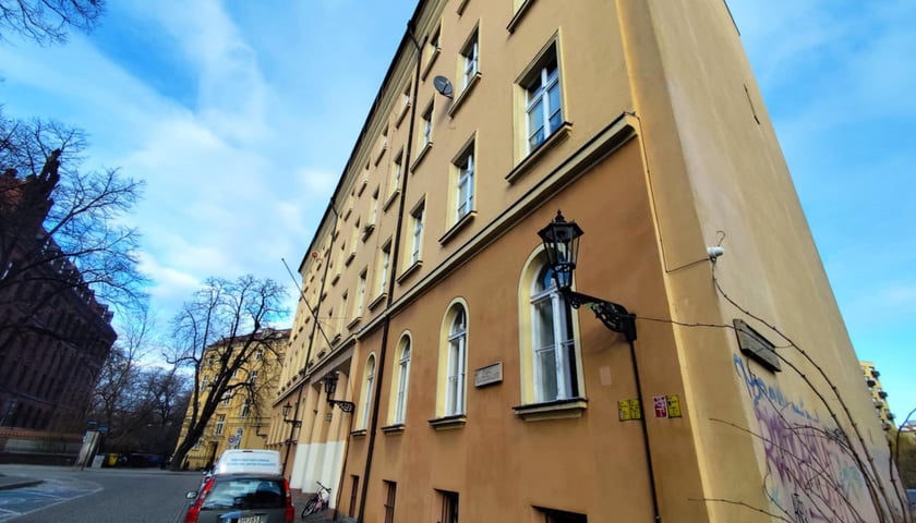 <p>Kamienica przy pl. Katedralnym 11/12 obecnie. W domu diecezjalnym, kt&oacute;ry stał niegdyś w tym miejscu (w&oacute;wczas była to numeracja 3-5), mieszkali przodkowie Umy Thurman.</p>