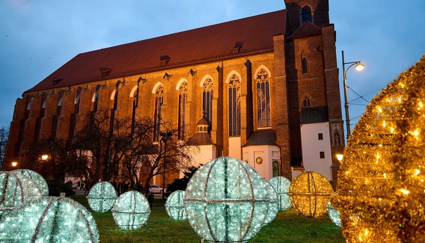 Powiększ obraz: <p>Świąteczne iluminacje we Wrocławiu. Ostrów Tumski</p>