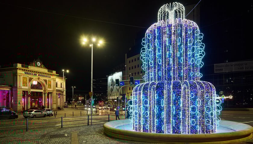 Świąteczne iluminacje we Wrocławiu. Fontanna na pl. Orląt Lwowskich.