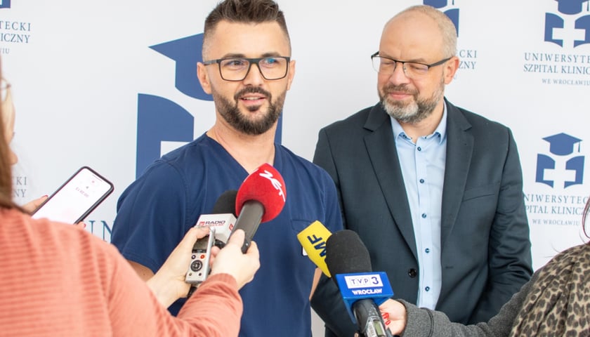 Na zdjęciu dwóch męzczyzn, jeden w lekarskim uniformie. Od lewej: Andrzej Mędrala, ratownik i pielęgniarz koordynujący w SOR USK we Wrocławiu i lek. Maciej Kamiński, wicedyrektor ds. medycznych USK we Wrocławiu