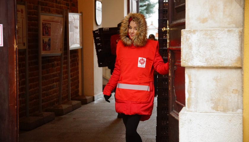 <p>Na Ostrowie Tumskim we Wrocławiu rozdano dziś 1000 paczek z żywnością, przygotowanych dla os&oacute;b w kryzysie bezdomności.</p>