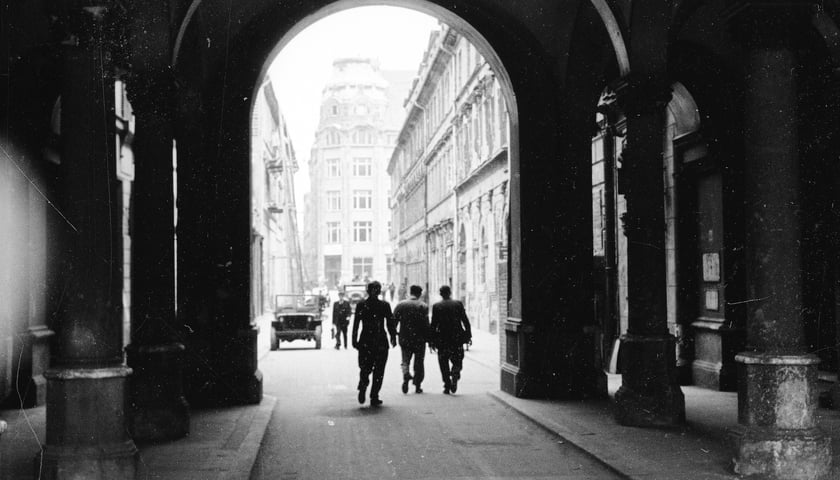Ludzie w świetle słońca, w przejściu, Rynek, w tle dom handlowy Feniks
