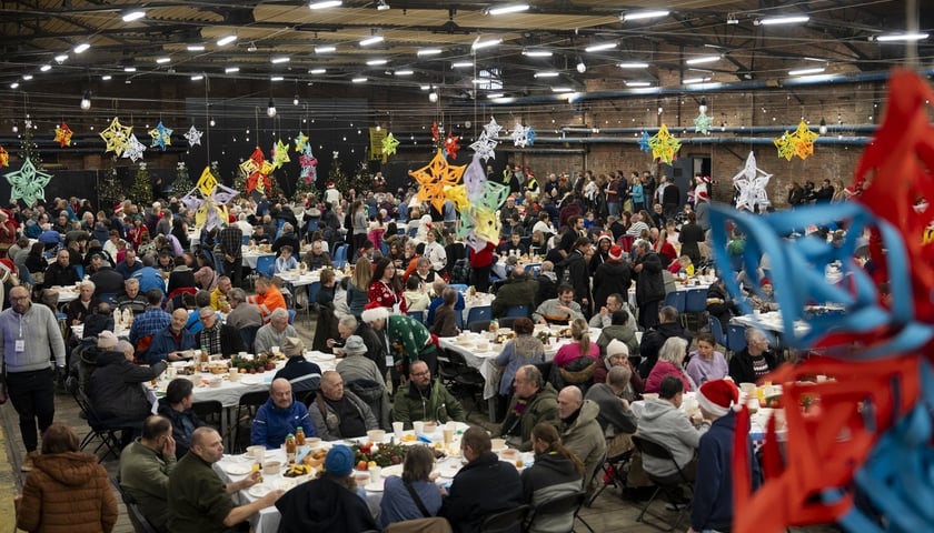 Mężczyźni i kobiety w dużej sale. W Czasoprzestrzeni odbyła się Wigilia Pełna Ciepła