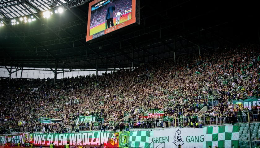 Kibice na Tarczyński Arenie podczas meczów Śląska Wrocław w 2024 roku
