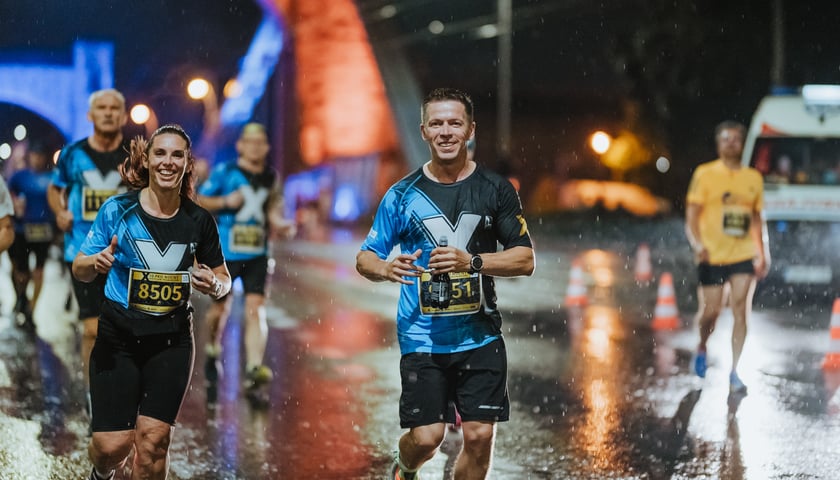 Biegacze podczas 10. nocnego półmaratonu