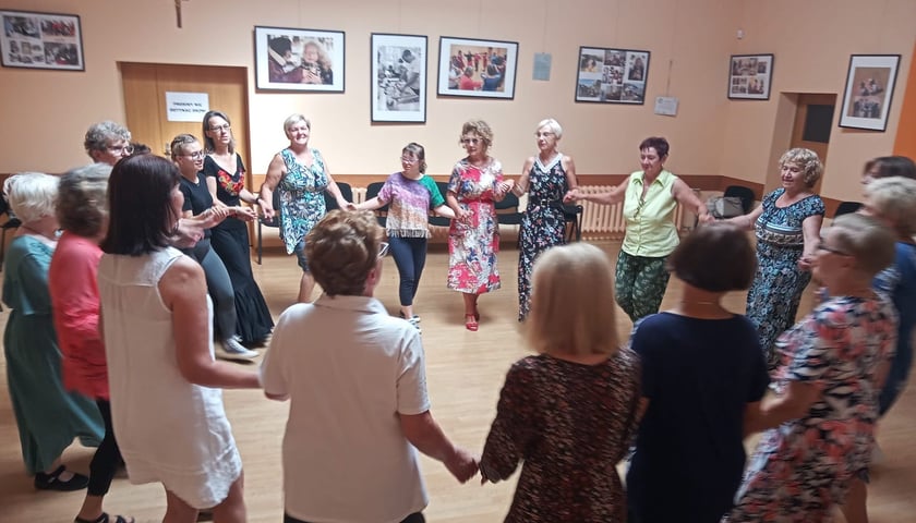 Projekt "Huby i Gaj - Taneczny Raj". Na zdjęciu tańczące uczestniczki projektu w ramach Mikrograntów