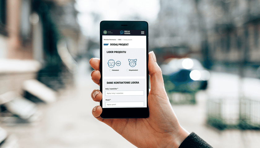 Smartfon z wyświetlonym formularzem zgłoszenia projektu do WBO, zdjęcie archiwalne, ilustracyjne