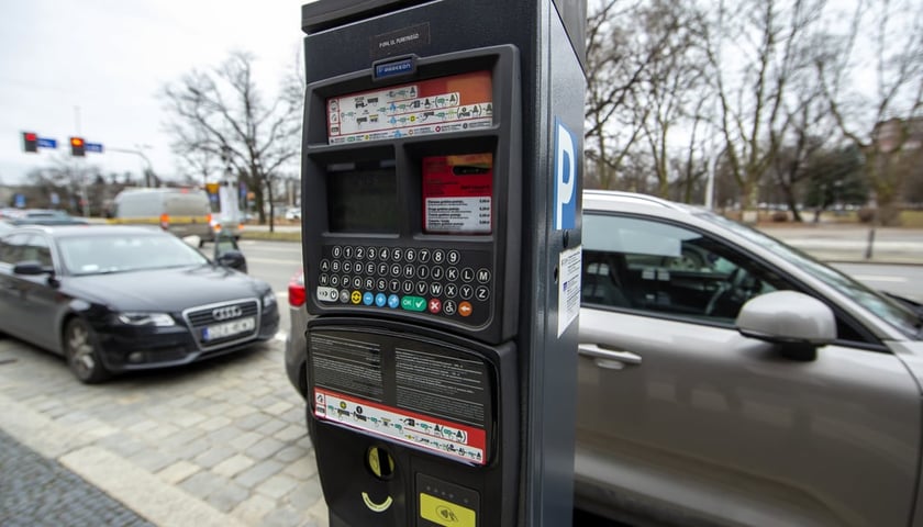 Parkometr w strefie płatnego parkowania 