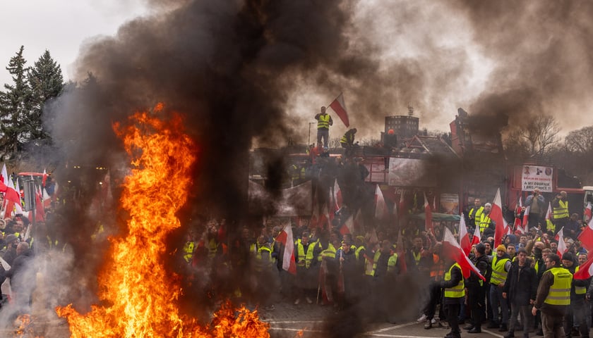 Protest rolnik&oacute;w przed Urzędem Wojew&oacute;dzkim we Wrocławiu