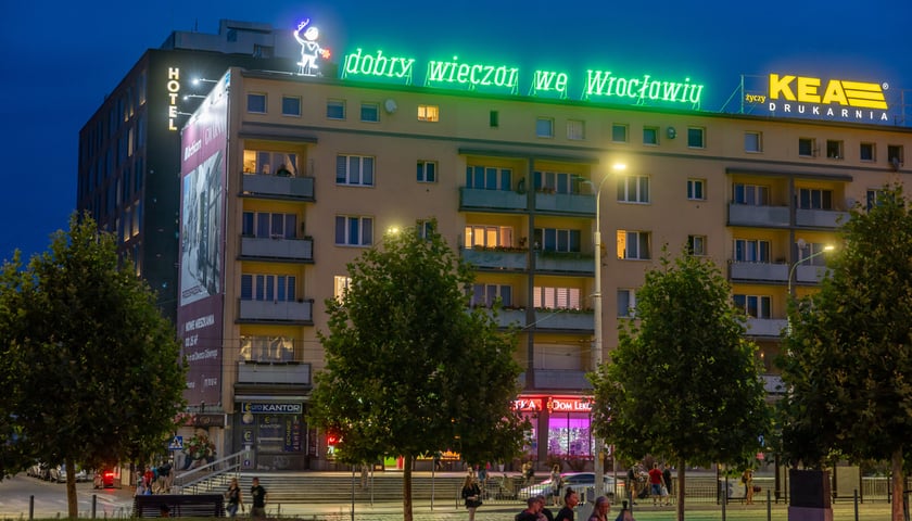 Neon "dobry wiecz&oacute;r we Wrocławiu" ponownie świeci