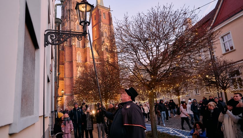 Wrocławski latarnik zapala latarnie gazowe na Ostrowie Tumskim - grudzień 2024
