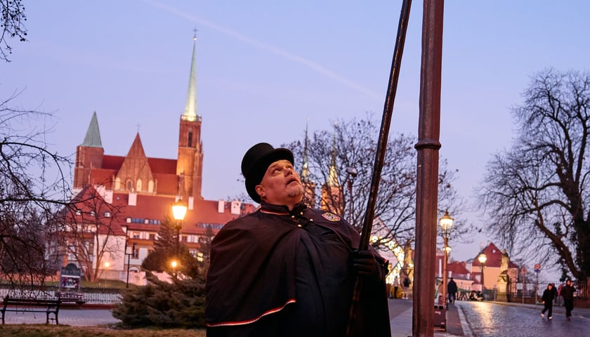 Wrocławski latarnik zapala latarnie gazowe na Ostrowie Tumskim - grudzień 2024
