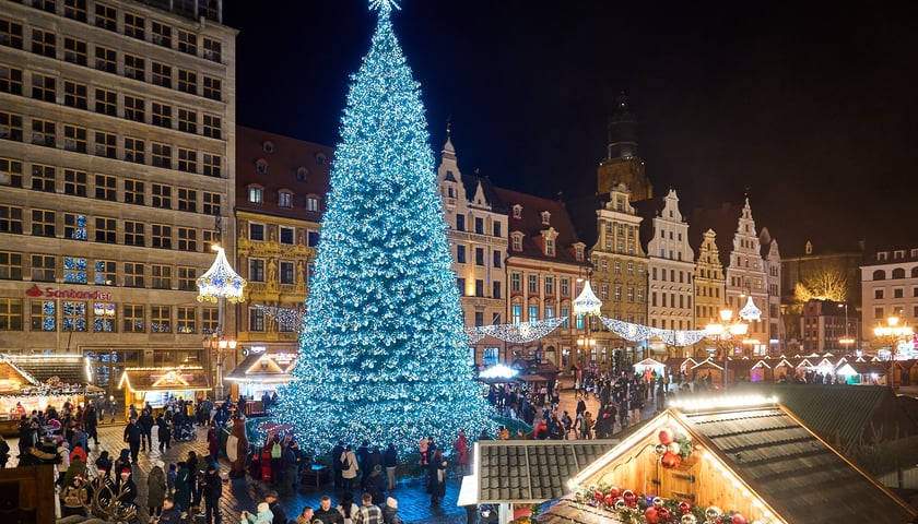 Tłum ludzi na wrocławskim Rynku, choinka i stoiska na Jarmarku Bożonarodzeniowym