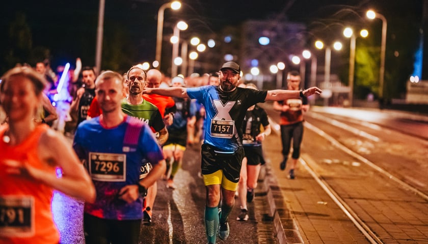 Uczestnicy 10. PKO Nocnego Wrocław Półmaratonu (zdjęcie ilustracyjne)