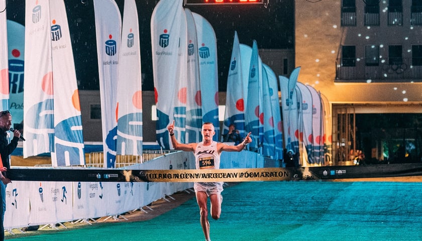 Uczestnicy 10. PKO Nocnego Wrocław Półmaratonu (zdjęcie ilustracyjne)