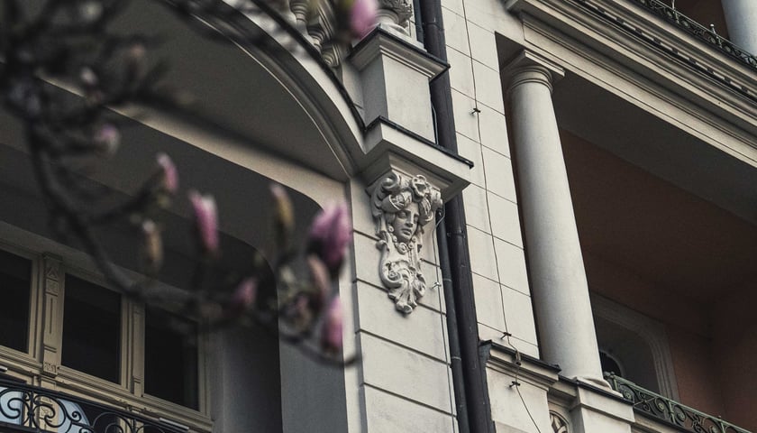 Wrocławska kamienica, okno i detal architektoniczny w postaci twarzy - zdjęcie ilustracyjne