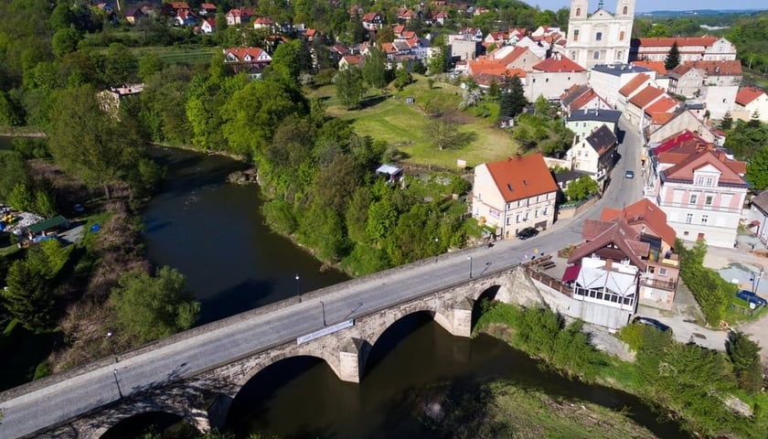 Panorama Barda. Na zdjęciu widać panoramę zabytkowego miasta z mostem na pierwszym planie