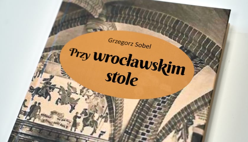Na zdjęciu okładka książki „Przy wrocławskim stole”
