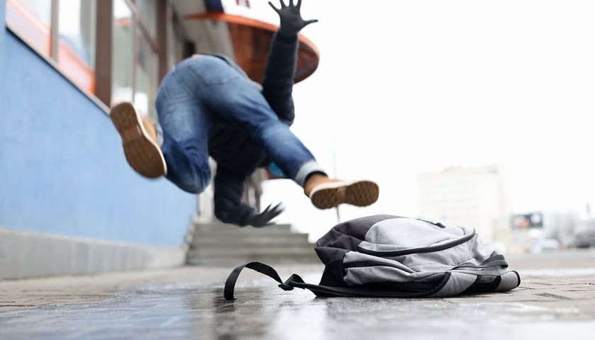 Człowiek, który poślizgnął się na oblodzonym chodniku, zdjęcie ilustracyjne