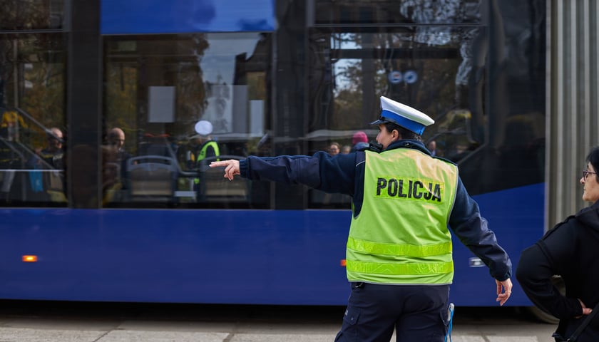 Policjant na tle tramwaju, zdjęcie ilustracyjne