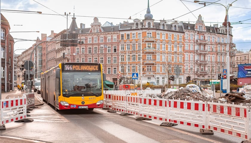 Autobus MPK i remont ulicy