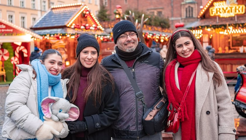 Trzy kobiety i mężczyzna na jarmarku
