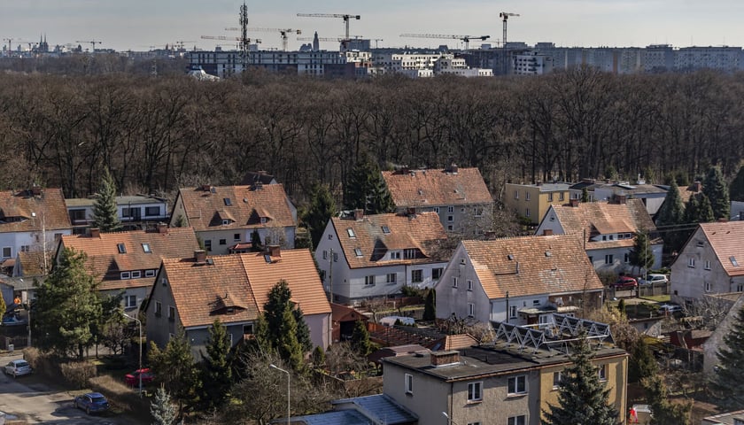 Panorama Wrocławia z widokiem na domy jednorodzinne, zdjęcie ilustracyjne
