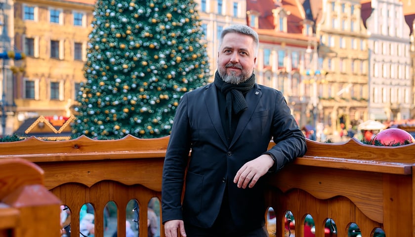 Radosław Michalski, dyrektor Departamentu Marki Miasta UMW. W tle choinka w Rynku i jarmark
