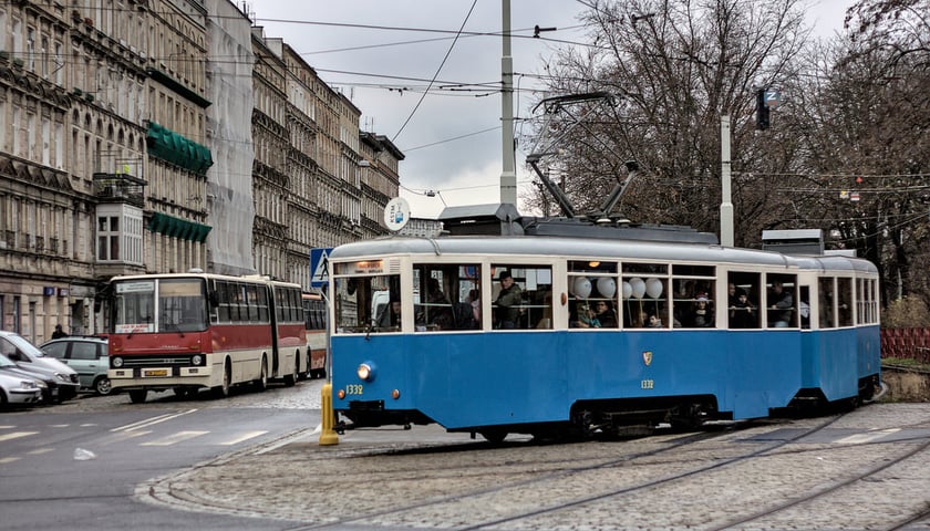 Skład wagonów N i ND (#1332 + 3560) podczas przejazdu mikołajkowego (7.12.2024)