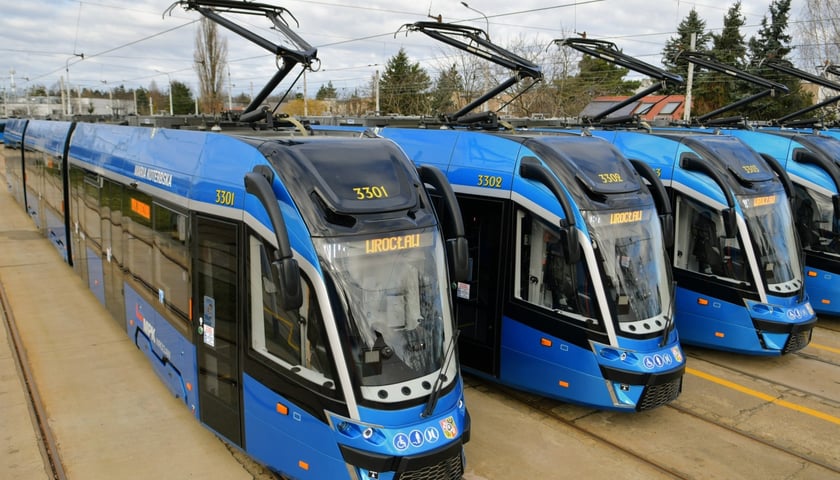 Nowe niebieskie tramwaje typu Moderus Trans stojące w zajezdni