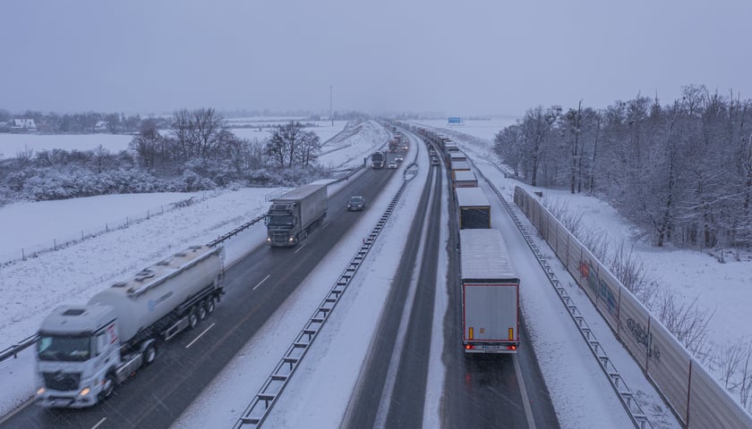 Samochody na autostradzie A4, 9 stycznia meteorolodzy przewidują silny wiatr i intensywne opady śniegu