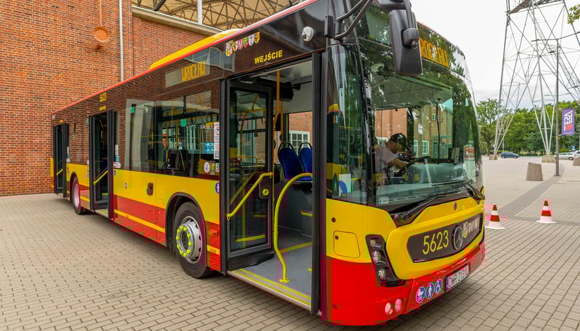 Autobus aglomeracyjny - zdjęcie ilustracyjne 