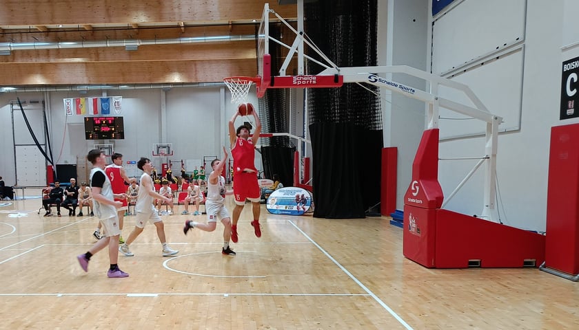 W przyszłym tygodniu rozegrane zostaną Finały Mistrzostw Wrocławia w koszykówce 3x3 dziewcząt i chłopców (zdjęcie z meczu - widać na nim sportowców na boisku grających w koszykówkę)