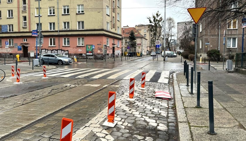 Nowa droga rowerowa będzie biec przez ul. Zielińskiego, pl. Muzealny, Muzealną do kładki nad fosą, którą dojedziemy do pl. Wolności. Powstanie również odcinek na Świebodzkiej