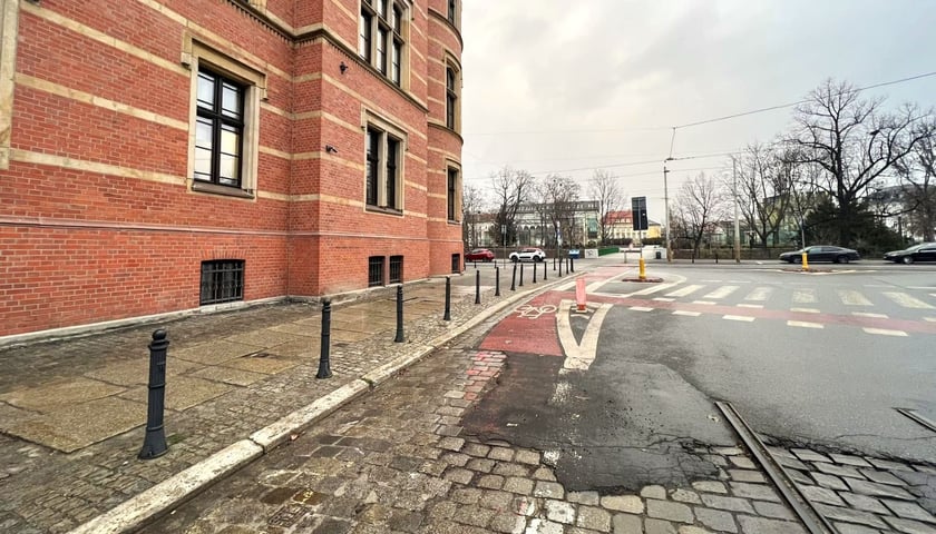Nowa droga rowerowa będzie biec przez ul. Zielińskiego, pl. Muzealny, Muzealną do kładki nad fosą, którą dojedziemy do pl. Wolności. Powstanie również odcinek na Świebodzkiej