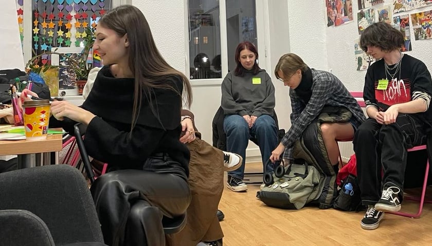 Studentki i studenci podczas warsztatów.