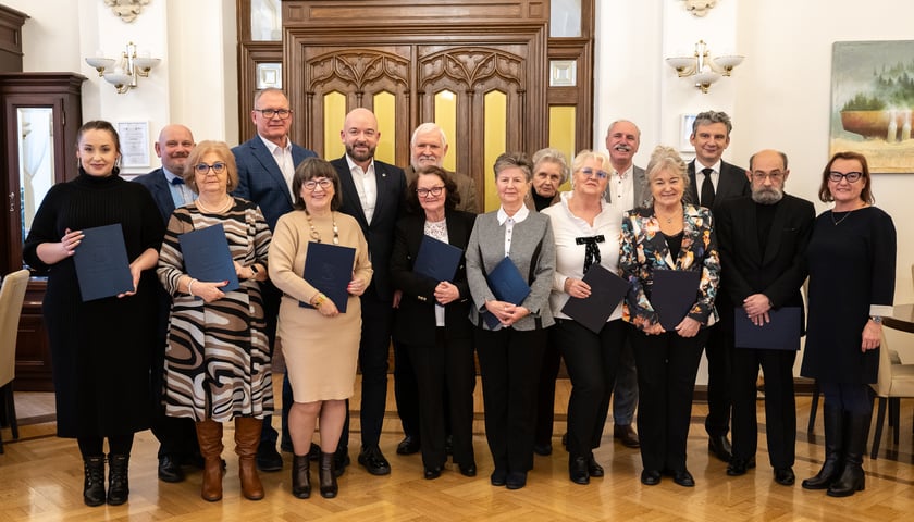 Członkowie i członkinie Wrocławskiej Rady Seniorów III kadencji na wspólnym zdjęciu z prezydentem Wrocławia