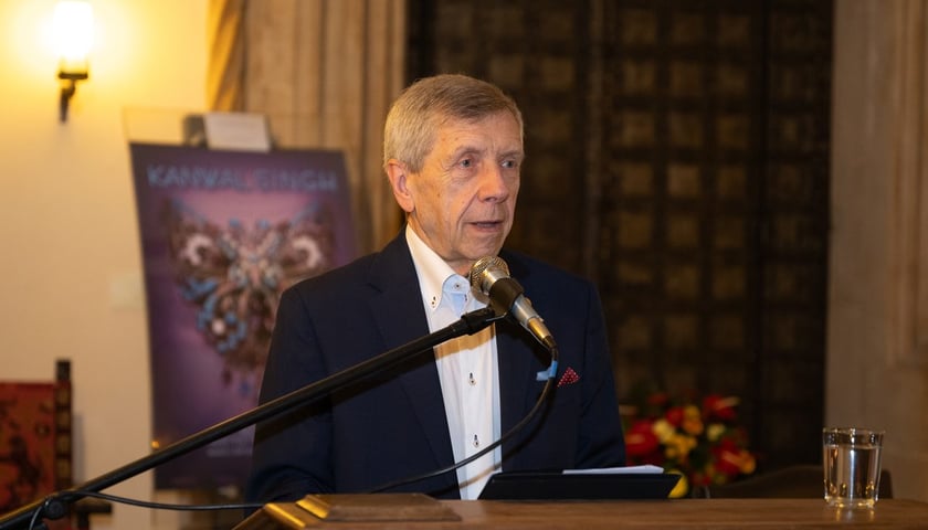 Premiera książki „Urządzamy Wrocław na nowo. Rada Miejska Wrocławia 1990-1994”. Jerzy Skoczylas, artysta kabaretowy, były radny, prowadził uroczystość