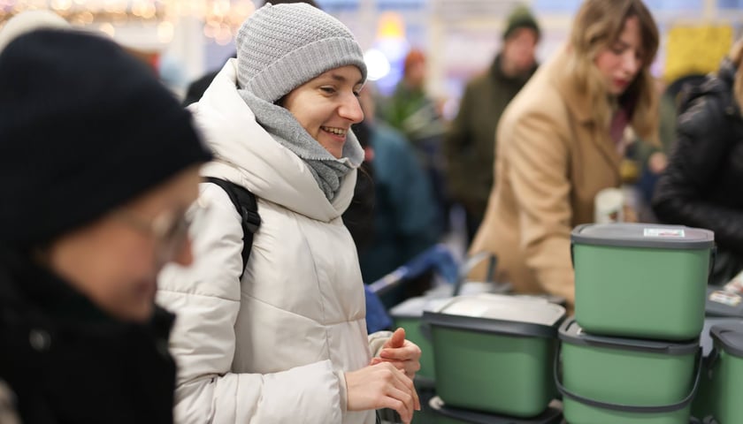 Rozdawanie pojemników na bioodpady w Pasażu Zielińskiego 