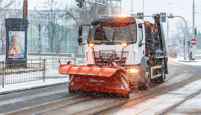 Śnieg we Wrocławiu, 11.01.2025. Na zdjęciu pługosyparka w ruchu miejskim.